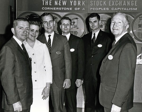 Ross Perot Sr. poses with a group at the New York Stock Exchange as he takes EDS public.